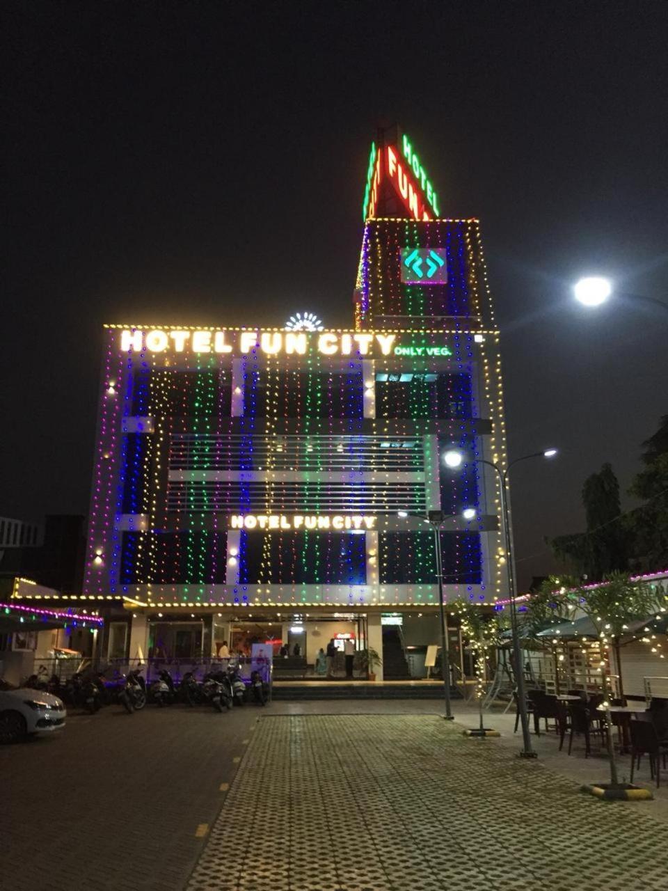 Hotel Fun City Navsari Εξωτερικό φωτογραφία