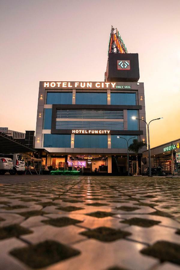 Hotel Fun City Navsari Εξωτερικό φωτογραφία
