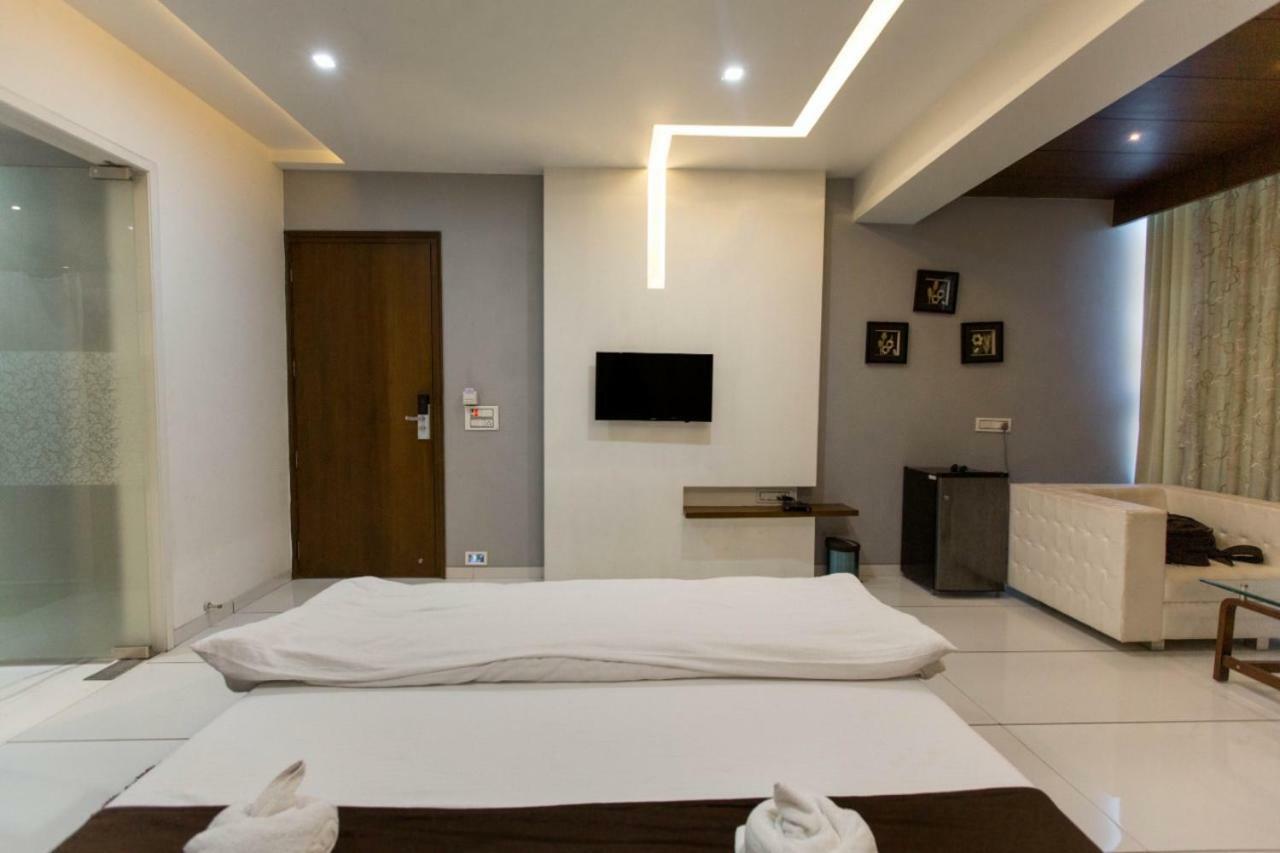 Hotel Fun City Navsari Εξωτερικό φωτογραφία